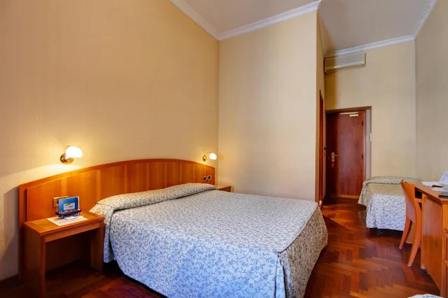 غرفة ثلاثية، Hotel Corot 5/10