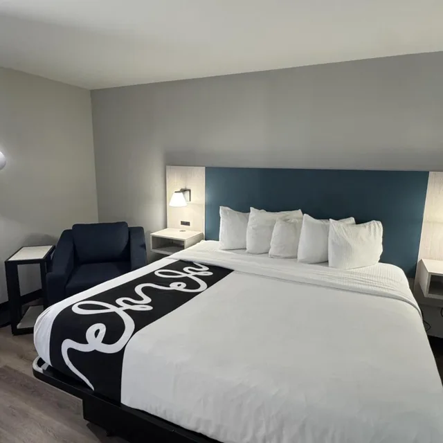 غرفة ديلوكس بسرير كينج، La Quinta Inn By Wyndham Auburn Worcester 4/10