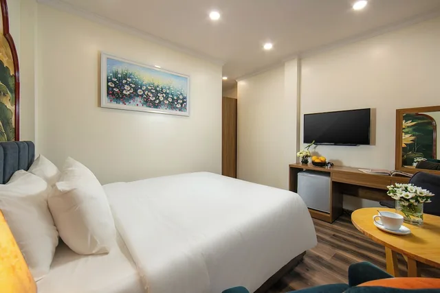 Superior, Queen Bed, The Sono Hanoi Hotel 2/2