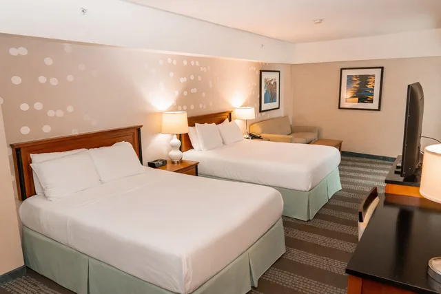 غرفة قياسية بسريرين كوين بإطلالة على النهر مع أريكة، Niagara Fallsview Hotel & Suites 1/5