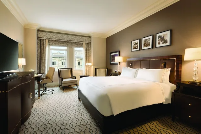 Fairmont Gold, King Bed, Large، Fairmont Chateau Laurier Gold Experience 1/3