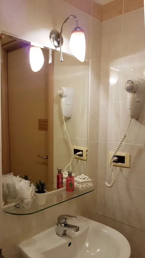 غرفة كومفورت بسرير كوين، Hotel Meuble Santa Chiara Suite 9/10