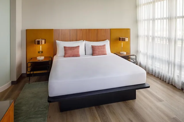 جناح رئاسي بسرير كينج، NYLO Dallas Plano Hotel, Tapestry Collection by Hilton 1/5