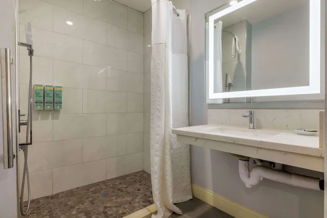 غرفة قياسية بسرير كينج وسرير كوين لذوي الإعاقة، Best Western Orange Plaza 10/10