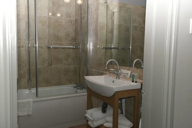 Room, Twin Beds, Wards Hotel 2/3