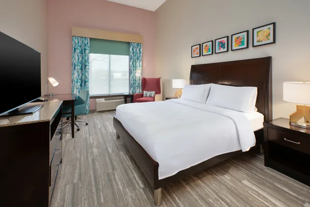 غرفة بسرير كينج في طابق مرتفع، Hilton Garden Inn Akron 1/3