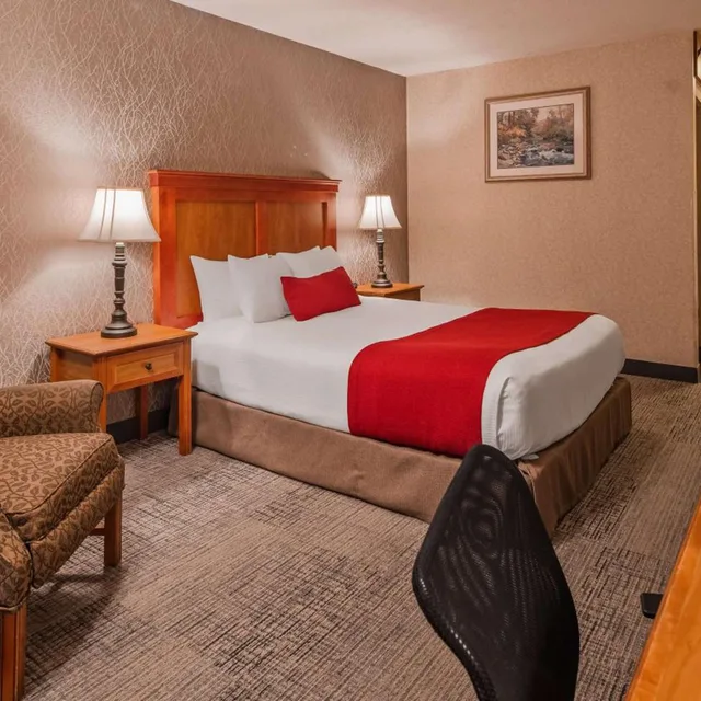 غرفة بسرير كوين بإطلالة على المسبح، Best Western Plus Rivershore Hotel 4/8