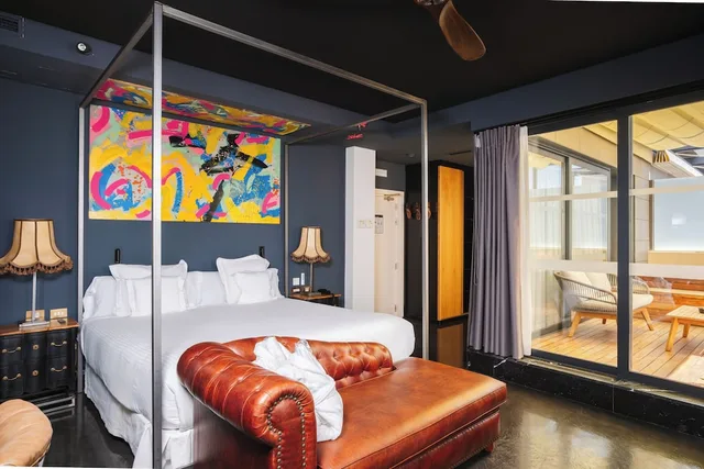 Petite, Penthouse, King Bed، Hotel Lobby Room 3/7
