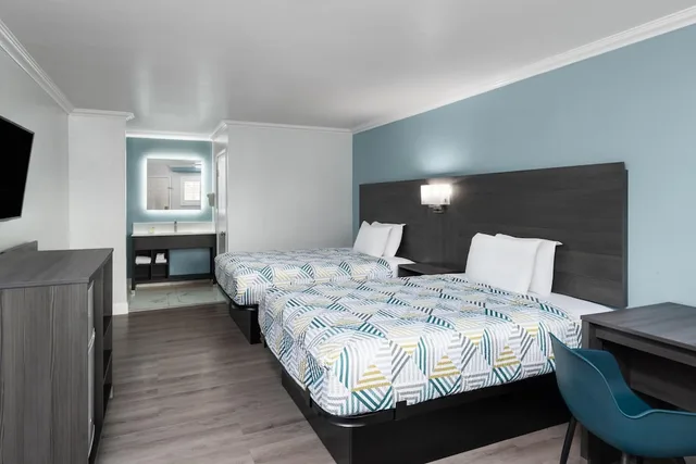 غرفة بسريرين كوين، Red Lion Inn & Suites Lemoore 1/6