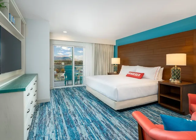 غرفة قياسية بسرير كينج بإطلالة على المسبح، Compass by Margaritaville Hotel Pigeon Forge 1/1