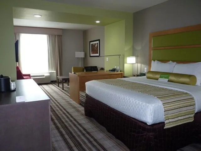 جناح ديلوكس تنفيذي بسرير كينج مع أريكة، La Quinta Inn Suites Paducah 2/4