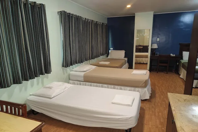 غرفة عائلية بسرير كوين وسريرين فرديين، Oftana Suites 1/5