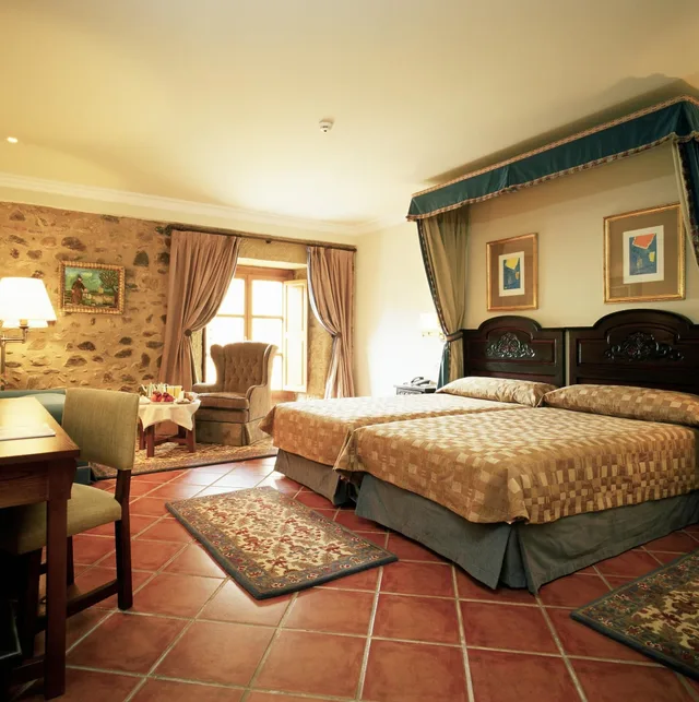 غرفة قياسية بسريرين منفصلين، Parador de Santo Domingo Bernardo de Fresneda 1/3