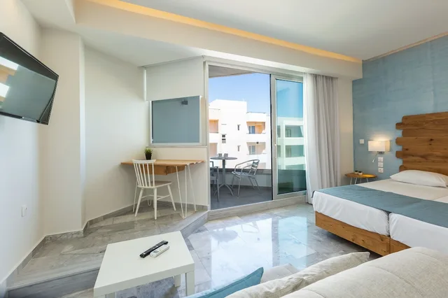 جناح سوبيريور بسريرين منفصلين بإطلالة جزئية على البحر مع أريكة في الطابق العلوي، Meltemi Coast Suites 1/2