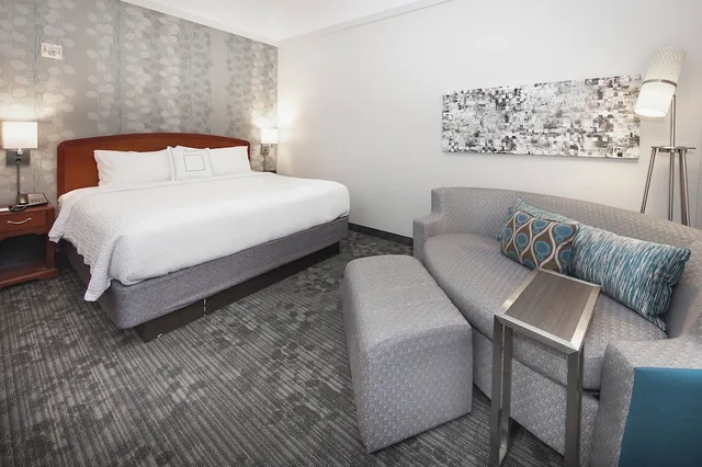 غرفة بسرير كينج مع أريكة، Courtyard By Marriott Valdosta 2/5