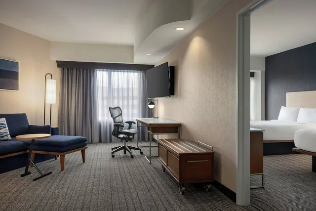 جناح بسريرين كوين بغرفة نوم واحدة مع أريكة، Courtyard by Marriott San Jose Campbell 1/1