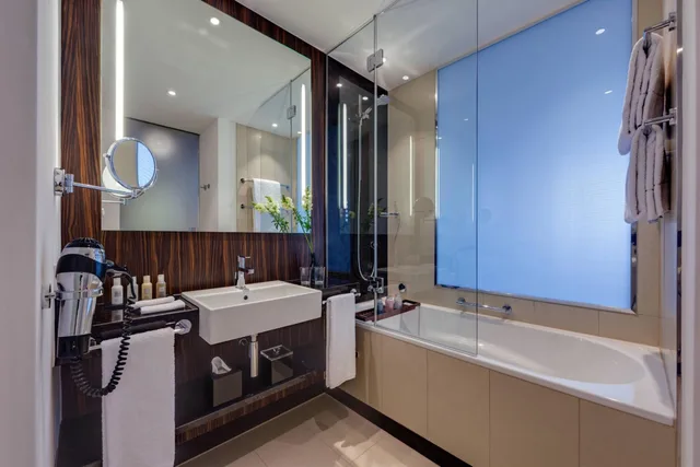 Guest Room, Executive, King Bed, Partial River View, Executive Lounge Access، BONN MARRIOTT HOTEL 10/10