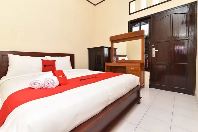 غرفة بسرير مزدوج، RedDoorz Plus @ Singaraja 1/2