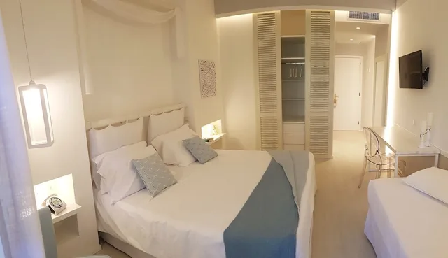 غرفة سوبيريور ثلاثية بسرير كوين وسرير فردي بإطلالة على الحديقة بشرفة، HOTEL GABBIANO BEACH 3/6