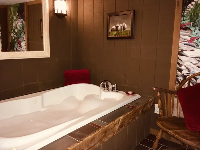 Garden Suite, King Bed، Deerhill Inn 3/3