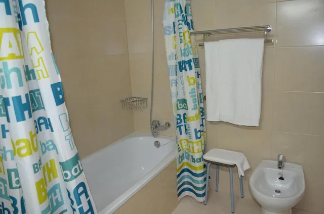 Room, Twin Beds, Street View، Hotel Condestable 6/8