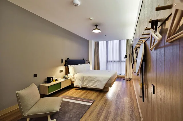 غرفة بسرير كينج بإطلالة على المدينة، Moxy Shanghai Hongqiao NECC 1/5