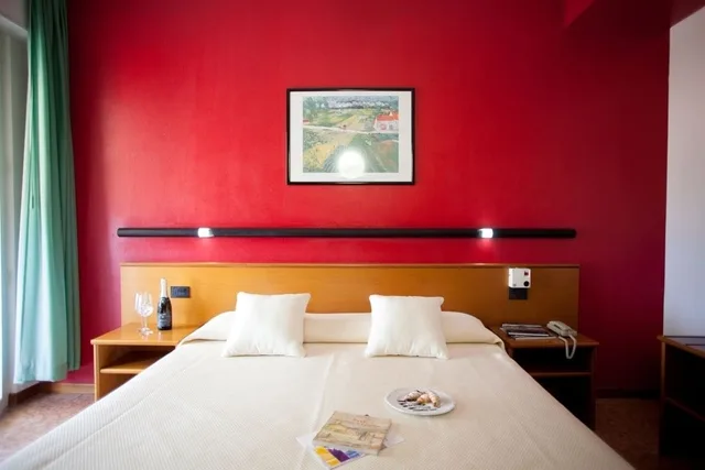 غرفة ثلاثية بسرير كوين وسرير فردي، HOTEL PACE 5/9