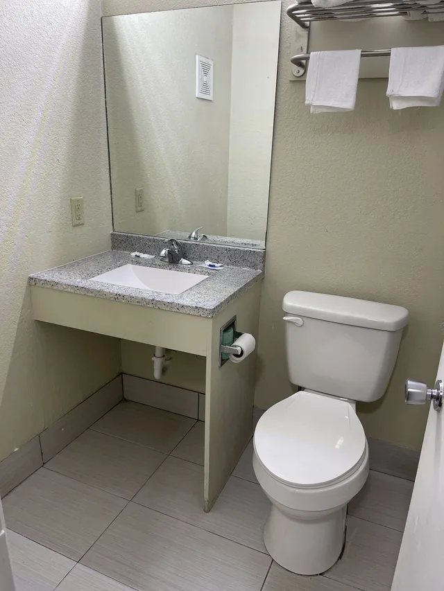 غرفة بسريرين مزدوجين بمطبخ صغير للمدخنين، Americas Best Value Inn Alexandria 4/4