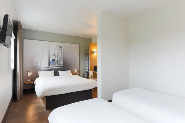 غرفة رباعية بسرير مزدوج وسريرين منفصلين، B&B HOTEL Valenciennes Marly 1/3