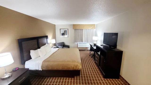 غرفة قياسية بسرير كينج، Quality Inn Suites Marion 6/9