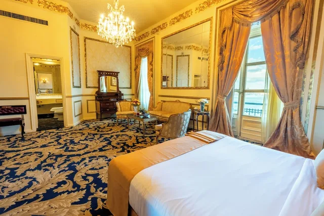 Golden Paradise Suite Direct Sea View with Light Dinner، Le Metropole Luxury Heritage Hotel Since 1902 by Paradise Inn Group 3/10