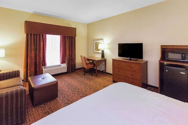غرفة بسرير كينج مع أريكة، Hampton Inn Waynesburg 2/7