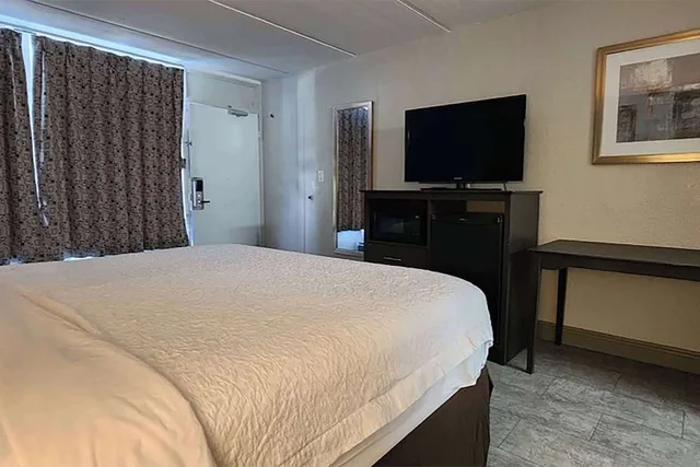 غرفة قياسية بسرير كينج لذوي الإعاقة، Travelodge by Wyndham Kingsland GA 3/4