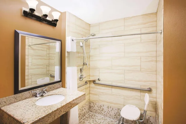 Room, King Bed, City or Park View, Accessible، La Quinta Inn & Suites by Wyndham Allen at The Village 3/4