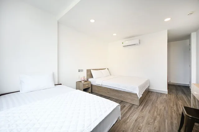 غرفة ديلوكس ثلاثية بسرير كوين وسرير فردي بإطلالة على المدينة، Yoko Airport Saigon Hotel 3/10