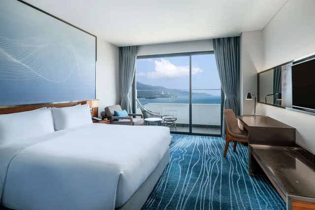 غرفة عائلية بسرير مزدوج وسريرين منفصلين بإطلالة على البحر بحوض استحمام، Hilton Garden Inn Da Nang 4/10