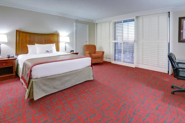 غرفة قياسية بسرير كينج، Ramada By Wyndham Metairie New Orleans Airport 3/8