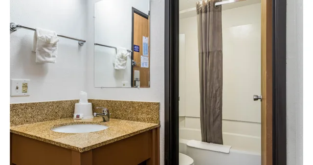 غرفة بسرير كينج بجاكوزي، Motel6 Elk Grove Village, IL 4/5