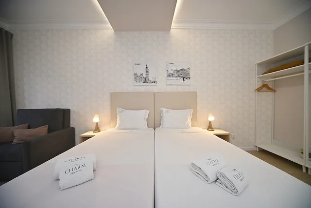غرفة بسريرين منفصلين بحمام مشترك، My Charm Lisbon Suites 1/10
