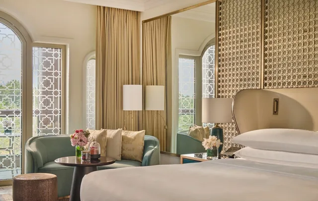 غرفة ديلوكس عائلية بسرير كينج وسريرين منفصلين بإطلالة على الحديقة، Emirates Palace Mandarin Oriental Abu Dhabi 6/6