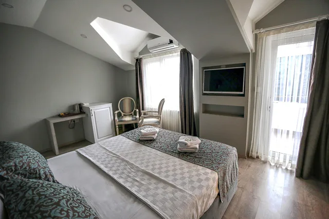 غرفة بسرير مزدوج بإطلالة على البحر، Doa Suite Hotel 1/2