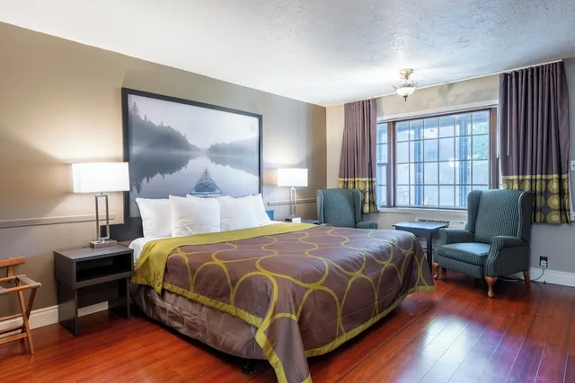 جناح تنفيذي بسرير كينج، Super 8 by Wyndham Gananoque - Country Squire Resort 1/10