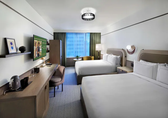 غرفة بسريرين كوين لذوي الإعاقة، The Westley Calgary Downtown, Tapestry Collection by Hilton 2/2