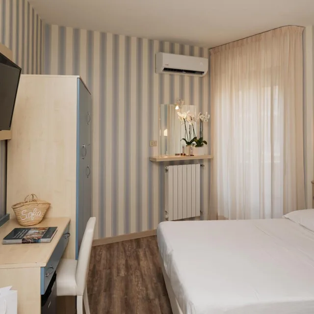 غرفة ثلاثية، Hotel Riviera 4/10