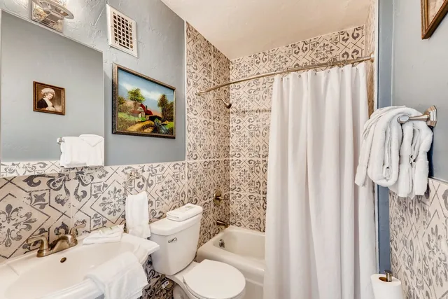 غرفة بسرير كوين، Holiday Chalet Victorian - Bed & Breakfast 7/8