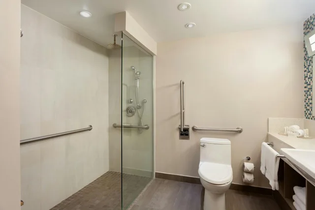 غرفة قياسية بسرير كينج بشرفة مع أريكة، Courtyard Isla Verde Beach Resort 3/5