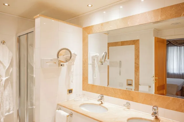 جناح جونيور بسريرين منفصلين، Royal Hotel Carlton 7/9
