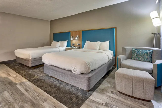 غرفة قياسية بسريرين كوين، Courtyard Hampton 3/4