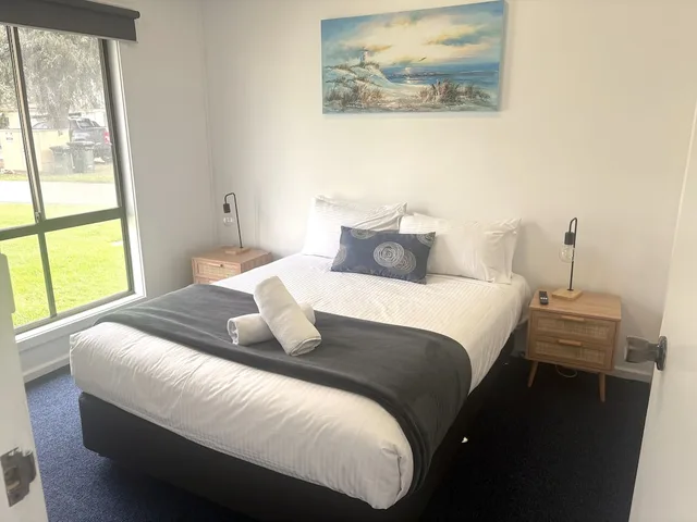 2 Bedrooms, Superior, Cabin, 1 Queen and 2 Bunk Beds, Pool Side، Victor Harbor Holiday & Cabin Park 3/9
