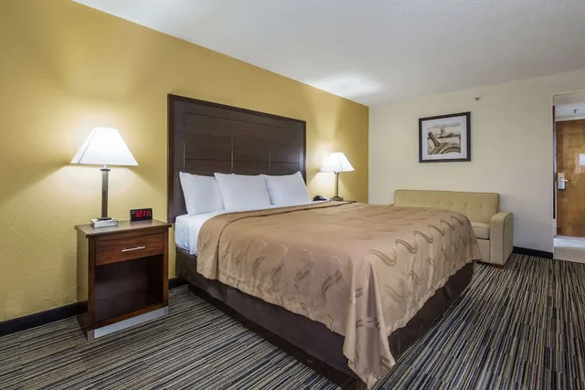 غرفة بسرير كينج لذوي الإعاقة، Quality Inn Grayville, IL 1/1